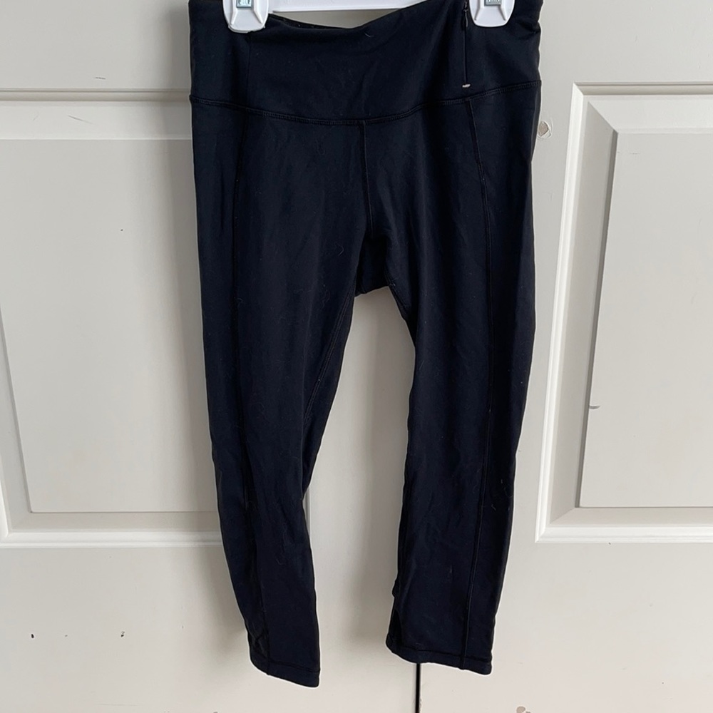 Black Capri leggings.